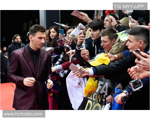 各大足球明星抵达新赛季集训营机场盛况引发球迷热烈追捧