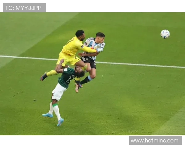 足球明星意外撞击队友瞬间引发热议视频全记录