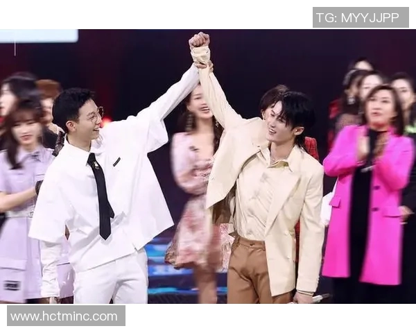 两小哥精彩模仿足球明星绝技引发网友热议与欢笑瞬间 两小哥精彩模仿足球明星绝技引发网友热议与欢笑瞬间